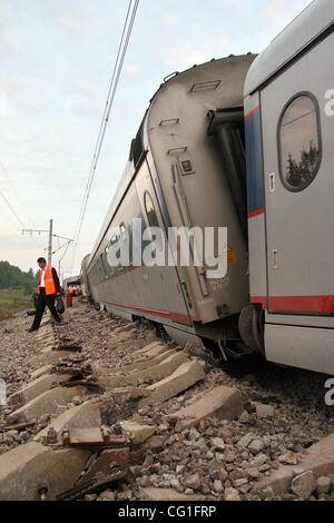 13. August 2007, Russland. Wrack in der Nähe von Veliki Nowgorod Stadt an die Eisenbahn zwischen Moskau und St. Petersburg zu trainieren. Etwa 60 Menschen werden verletzt werden, nachdem ein Schnellzug gehen von Moskau nach St. Petersburg durch eine Explosion in der Nähe von Veliki Nowgorod Stadt im Nordwesten Russlands auf Monda entgleist war gemeldet Stockfoto