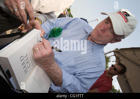 14. August 2007 Autogramme - Des Moines, IA, USA - republikanischen Präsidenten hoffnungsvollen Senator JOHN MCCAIN (R-Arizona) sein Buch, "Harte Call", bei der Werbetätigkeit an der Iowa State Fair. Eine Tradition seit 1854 und als Amerikas klassischen Landesmesse, enthält der elf Messetage der weltweit größten Leben Stockfoto