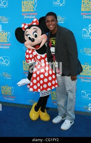 14. August 2007 - Hollywood, Kalifornien, US - K54435EG. WELTPREMIERE VON DISNEYS "HIGH SCHOOL MUSICAL '' ZWEI HELD IN DIE INNENSTADT VON DISNEYLAND ANAHEIM, CA 14.08.2007.  -2007.CHRIS WARREN JR und MINNIE MOUSE(Credit Image: © Ed Geller/Globe Photos/ZUMAPRESS.com) Stockfoto