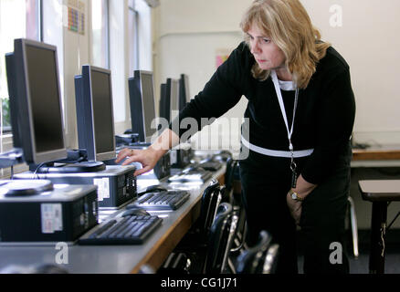 Freitag, 17. August 2007, bereitet Vista, Kalifornien, USA Barbara Franklin, der Technik lehrt, die neuen Computer um Internet für die Kinder bereit zu sein, wenn sie für ihren ersten Schultag am Montag an der neuen Vista Magnet Middle School zeigen.   Mandatory Kredit: Foto von Sean DuFrene/San USA Stockfoto