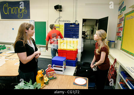 Freitag, 17. August 2007, zusammenarbeiten Vista, Kalifornien, USA Margaret Jacobsen, links, und Jennifer Quin, rechts, die beide Language Arts und Sozialkunde an der Vista Magnet Middle School zu unterrichten, an immer Unterrichtspläne zusammen vor dem ersten Schultag am Montag, als Elektriker aus dem Vis Stockfoto