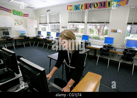 Freitag, 17. August 2007, bereitet Vista, Kalifornien, USA Barbara Franklin, der Technik lehrt, die neuen Computer um Internet für die Kinder bereit zu sein, wenn sie für ihren ersten Schultag am Montag an der neuen Vista Magnet Middle School zeigen.   Mandatory Kredit: Foto von Sean DuFrene/San USA Stockfoto