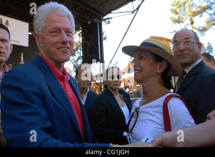 Der ehemalige Präsident Bill Clinton schüttelt Hände mit dem Publikum nach dem Besuch der 10. Jahrestag Lake Tahoe Forum auf Freitag, 17. August 2007 am Sierra Nevada College in Incline Village, Nevada. (Jose Carlos Fajardo/Contra Costa Times) Stockfoto