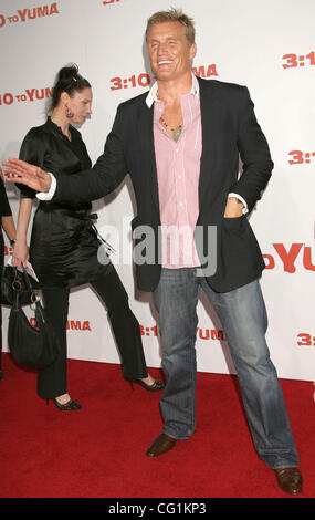 21. August 2007; Los Angeles, Kalifornien, USA; Schauspieler DOLPH LUNDGREN auf der "310, Yuma" Los Angeles Premiere statt am Nationaltheater Mann, Westwood.  Obligatorische Credit: Foto von Paul Fenton/ZUMA Press. (©) Copyright 2007 von Paul Fenton Stockfoto