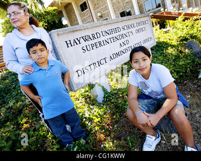 Maribel Heredia klagt der Hayward Unified School District, wo beide ihre Kinder Joey Aldana, 6, und Celeste Aldana, 11, East Avenue Elementary School besuchen.  Fotografiert auf Dienstag, 21. August 2007 in Hayward, Kalifornien. (Aric Crabb / der Oakland Tribune) Stockfoto