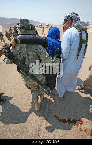 22. August 2007 - Fort Irwin, Kalifornien, US - Truppen aus der 1. Brigade Combat Team, 4. US-Infanteriedivision helfen irakischen "Opfer." (Kredit-Bild: © Ruaridh Stewart/zReportage.com/ZUMA) Stockfoto