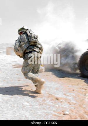 22. August 2007 - Truppen Fort Irwin, Kalifornien, USA - aus der 1. Brigade Combat Team, 4. US-Infanteriedivision gesicherten Bereich nach einer simulierten Autobombe. (Kredit-Bild: © Ruaridh Stewart/zReportage.com/ZUMA) Stockfoto