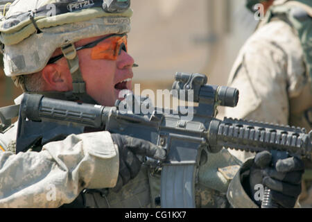 22. August 2007 - Truppen Fort Irwin, Kalifornien, USA - aus der 1. Brigade Combat Team, 4. US-Infanteriedivision gesicherten Bereich nach einer simulierten Autobombe. (Kredit-Bild: © Ruaridh Stewart/zReportage.com/ZUMA) Stockfoto