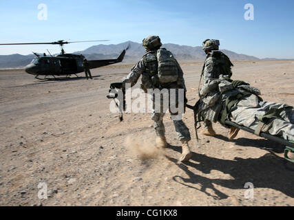 22. August 2007 kommt - Fort Irwin, Kalifornien, USA - Medivac aus der 1. Brigade Combat Team, 4. US-Infanteriedivision, Opfer zu evakuieren. (Kredit-Bild: © Ruaridh Stewart/zReportage.com/ZUMA) Stockfoto