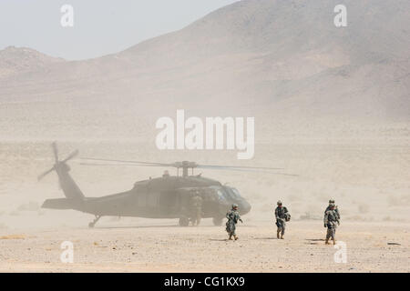 22. August 2007 kommt - Fort Irwin, Kalifornien, USA - Blackhawk mit offizieller Beobachter während des Trainings Wargames. (Kredit-Bild: © Ruaridh Stewart/zReportage.com/ZUMA) Stockfoto