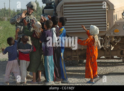 Korrektur-Stadt ein Bild von der US-Armee 20. August 2007 veröffentlicht Staff Sgt David Simmons, Teamleiter mit 725. Explosive Ordnance Entsorgungsunternehmen zeigt verbunden, 3rd Brigade Combat Team, 1. Kavallerie-Division, so dass eine Packung Kaugummi zu lokalen Kinder beim clearing Sheikh Mazen Dorf in der Stockfoto