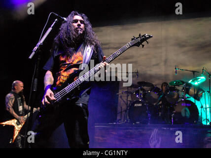 Sänger/Bassist Tom Araya, Center, Gitarrist Kerry King, links, und Schlagzeuger Dave Lombardo spielen als die Thrash-Metal-Band Slayer im Konzert Donnerstag, 23. August 2007, im Schlaf Zug Pavillon in Concord, Kalifornien führt   In der Band aber nicht auf dem Foto ist auch Gitarrist Jeff Hanneman.    (Bob Pepping Stockfoto