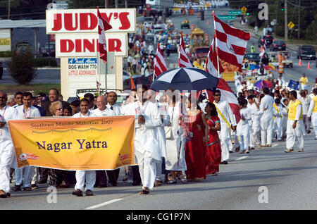 Anhänger-Parade Lawrenceville Highway hinunter während Widmung Zeremonien von $ 19 Millionen (Bochasanwasi Akshar Purushottam Sanstha) BAPS Shri Swaminarayan Mandir Hindu Tempel in Lilburn, Georgia am 25. August 2007. Die Eröffnung des was berichtet wird, der weltweit drittgrößte Hindutempel zusammenfallen Stockfoto