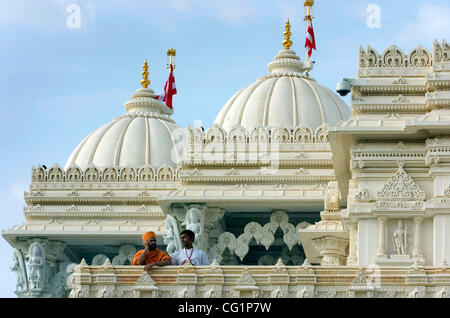 Anhänger sehen Sie die Aktivitäten von oben auf den Tempel während Widmung Zeremonien von $ 19 Millionen (Bochasanwasi Akshar Purushottam Sanstha) BAPS Shri Swaminarayan Mandir Hindu Tempel in Lilburn, Georgia am 25. August 2007. Die Eröffnung des was wird berichtet, dass die weltweit drittgrößte Hindutempel Stockfoto