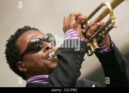 25. August 2007 führt auf das Jahr 2007 Charlie Parker Jazz Festival im Marcus Garvey Park in Harlem - New York, NY, USA - Trompeter ROY HARGROVE.  (Kredit-Bild: © Nancy Kaszerman/ZUMA Press) Stockfoto