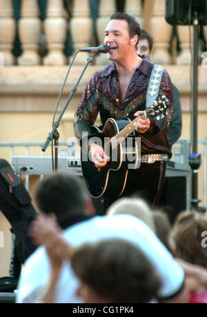 Sänger "Surreale Neil" mit Neil Diamond-Cover-Band Super Diamond durchführen während eines Konzerts statt im Blackhawk Plaza in Danville, Kalifornien, am Freitag, 24. August 2007. (Doug Duran/Contra Costa Times) Stockfoto