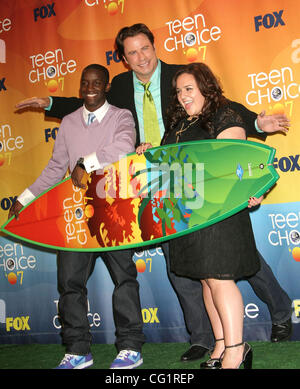 26. August 2007; Hollywood, Kalifornien, USA; Schauspieler ELIJAH KELLEY, JOHN TRAVOLTA und NIKKI BLONSKY bei den Teen Choice Awards 2007 - Presseraum in den Universal Studios Gibson Amphitheater statt. Obligatorische Credit: Foto von Paul Fenton/ZUMA Press. (©) Copyright 2007 von Paul Fenton Stockfoto