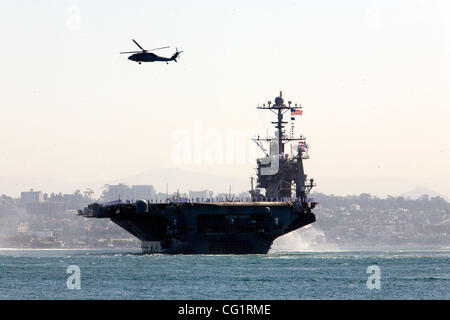 Atom-Kriegsschiff USS JOHN C. STENNIS (CVN-74) Klasse - NIMITZ zurück zum SanDiego, CA. Heimathafen Bremerton, Washington    Displacement 91.300 Tonnen, Dimensionen, 1088' (Oa) x 134' x 37' 8' (Max) Bewaffnung 3 Sea Sparrow-SAM, beginnend mit CVN-70 4 20mm CIWS, 90 Flugzeuge. Rüstung, unbekannt. Maschinen Stockfoto