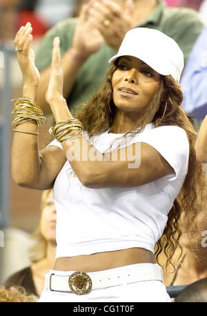 Entertainer Janet Jackson begrüßt Venus Williams Eingang ins Arthur Ashe Stadium vor den US Open erstmals Runde Spiel. Stockfoto