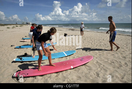 082907 Tc gehen surfen (2 von 3)... 0042036A... Foto von David Spencer/der Palm Beach Post... Ft. Pierce... Für Go Guide: Im Fort Pierce Inlet State Park auf North Hutchinson Island, schrieb Anfang Surfer in Lou Maresca & Lisa Mead Central Florida Surf School bekommen ein Gefühl für das Board am Strand Stockfoto