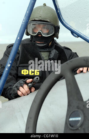 Ausbildung von russischen Küstenwache und spezielle FSB - Federal Security Service (KGB) Einheit Kräfte zu bekämpfen. Auf dem Bild - Küstenwache Boot.  Russische Küstenwache Kampf mit Terroristen und Eindringlinge am Meer. Stockfoto