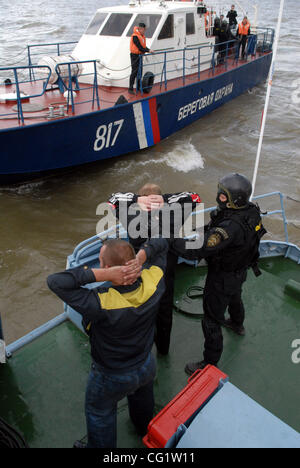 Ausbildung von russischen Küstenwache und spezielle FSB - Federal Security Service (KGB) Einheit Kräfte zu bekämpfen. Auf dem Bild - Küstenwache Boot.  Russische Küstenwache Kampf mit Terroristen und Eindringlinge am Meer. Stockfoto