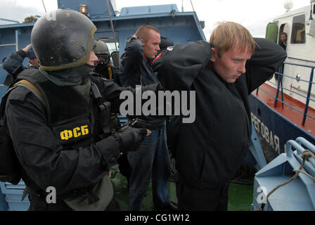 Ausbildung von russischen Küstenwache und spezielle FSB - Federal Security Service (KGB) Einheit Kräfte zu bekämpfen. Auf dem Bild - Küstenwache Boot.  Russische Küstenwache Kampf mit Terroristen und Eindringlinge am Meer. Stockfoto