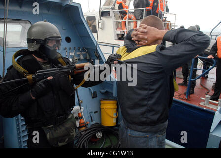 Ausbildung von russischen Küstenwache und spezielle FSB - Federal Security Service (KGB) Einheit Kräfte zu bekämpfen. Auf dem Bild - Küstenwache Boot.  Russische Küstenwache Kampf mit Terroristen und Eindringlinge am Meer. Stockfoto