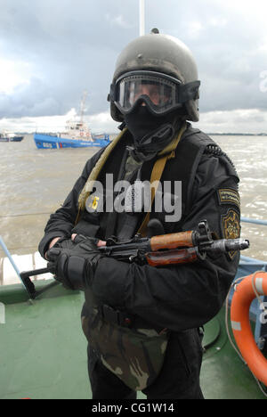 Ausbildung von russischen Küstenwache und spezielle FSB - Federal Security Service (KGB) Einheit Kräfte zu bekämpfen. Auf dem Bild - Küstenwache Boot.  Russische Küstenwache Kampf mit Terroristen und Eindringlinge am Meer. Stockfoto