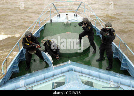 Ausbildung von russischen Küstenwache und spezielle FSB - Federal Security Service (KGB) Einheit Kräfte zu bekämpfen. Auf dem Bild - Küstenwache Boot.  Russische Küstenwache Kampf mit Terroristen und Eindringlinge am Meer. Stockfoto