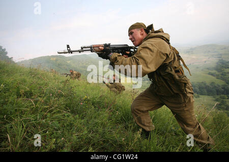 Mitglieder der "GRU" (russische Armee central Military Intelligence Department) Spezialeinheit von Novovsibirsk geschult im 'Hatsavita' Mountain Trainingscenter für besondere Kräfte Einheiten in der Nähe der südlichen Stadt von Labinsk, Russland, auf Donnerstag, 27. Juli 2006. Stockfoto