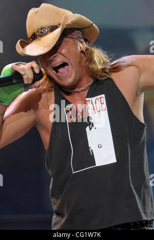 30. August 2007 hält - Fayetteville, NC, USA - Sänger BRET MICHAELS von der Band Poison führt live da 2007 Tour an der Krone Coliseum befindet sich in Fayetteville. Copyright 2007 Jason Moore. Obligatorische Credit: Jason Moore Stockfoto