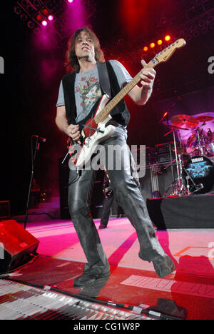 30. August 2007 hält - Fayetteville, NC, USA - Gitarrist WARREN DEMARTINI der Band, die Ratt führt, live da 2007 Tour an der Krone Coliseum befindet sich in Fayetteville. Copyright 2007 Jason Moore. Obligatorische Credit: Jason Moore Stockfoto