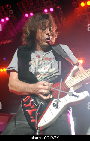 30. August 2007 hält - Fayetteville, NC, USA - Gitarrist WARREN DEMARTINI der Band, die Ratt führt, live da 2007 Tour an der Krone Coliseum befindet sich in Fayetteville. Copyright 2007 Jason Moore. Obligatorische Credit: Jason Moore Stockfoto