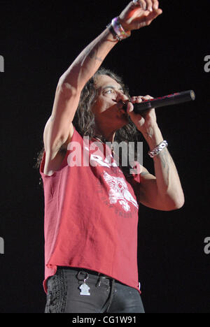 30. August 2007 hält - Fayetteville, NC, USA - Sänger STEPHEN PEARCY der Band, die Ratt führt, live da 2007 Tour an der Krone Coliseum befindet sich in Fayetteville. Copyright 2007 Jason Moore. Obligatorische Credit: Jason Moore Stockfoto