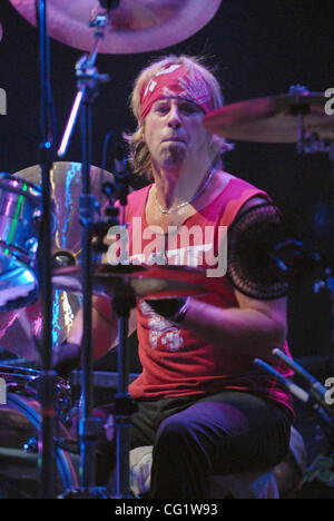 30. August 2007 hält - Fayetteville, NC, USA - Schlagzeuger BOBBY BLOTZER der Band, die Ratt führt, live da 2007 Tour an der Krone Coliseum befindet sich in Fayetteville. Copyright 2007 Jason Moore. Obligatorische Credit: Jason Moore Stockfoto