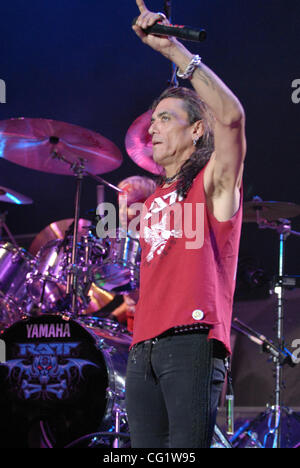 30. August 2007 hält - Fayetteville, NC, USA - Sänger STEPHEN PEARCY der Band, die Ratt führt, live da 2007 Tour an der Krone Coliseum befindet sich in Fayetteville. Copyright 2007 Jason Moore. Obligatorische Credit: Jason Moore Stockfoto