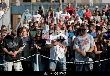 30. August 2007 Zusammenbruch während der Zwillinge Ballpark Spatenstich Zeremonie Donnerstag - Minneapolis, MN, USA - Minnesota Twins Fans ihre Köpfe in der Stille während eines Momentes, gewidmet den Opfern der I-35W Brücke beugen.  (Kredit-Bild: © Minneapolis Star Tribune/ZUMA Press) Stockfoto