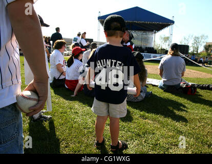 30. August 2007 - Minneapolis, MN, USA - Minnesota Twins Fans Quinn Eiden, 9, links, und sein Bruder Sawyer, 4, in dem Infield vor dem Start der Zwillinge Ballpark Spatenstich Zeremonie Donnerstag statt. Die jungen waren bei der Zeremonie mit ihren Eltern Kim und Tom Eiden Chaska und ihr Bruder Coo Stockfoto