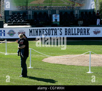 30. August 2007 - Minneapolis, MN, USA - Minnesota Twins fan Nick Ciola Edina versucht auf seinen Sohn Vito, 2, die Bedeutung des Bodens zu beeindrucken, die sie auf in der Nähe der Pitcher Hügel vor dem Start der Zwillinge Ballpark Spatenstich Zeremonie Donnerstag zu Fuß sind. '' Es ist cool,'' sagte Ciola des m Stockfoto