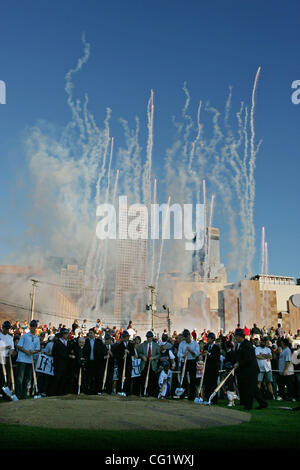 30. August 2007 ausbrechen - Minneapolis, MN, USA - Feuerwerk über der Innenstadt von Minneapolis nach der ersten Welle der Schaufeln durch die gleichen von Major League Baseball Kommissar Bud Selig, Zwillinge Besitzer Carl Pohlad und Catcher Joe Mauer während der Zwillinge Ballpark Spatenstich Zeremonie Donnerstag.  (Kredit Imag Stockfoto