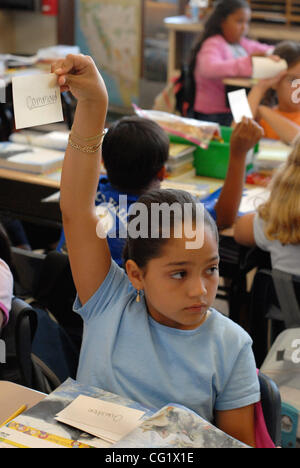 Viertklässler Lesly Solis schließt sich anderen Studenten in hält eine Flashkarte, die Identifizierung der Art von Sätzen ihre Lehrer, die Nissa Lopes in ihrer Klasse zu Ygnacio Tal elementare auf Freitag, 31. August 2007, in Concord, Kalifornien liest  Die Schule machte riesige Gewinne auf Testergebnisse letztes Jahr aber ist immer noch Stockfoto