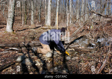 CLEVELAND, GA - März 17: Jon P. Dulude, 63, löscht eine Naturquelle Wasserstelle entlang eines Abschnitts des Appalachian Trail in den Blue Ridge Mountains außerhalb von Cleveland, Georgia auf Samstag, 17. März 2007. Dulude, ein begeisterter Wanderer, lebt in der Nähe der Appalachian Trail, und hilft, einen Teil der Stockfoto