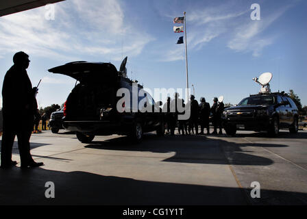 California Highway Patrol Beamte, darunter Ed Lee, rechts, ein Associate Systemanalytiker, zeigen Sie ihre neue Mobile Gefechtsstand Fahrzeuge an der KWK-Akademie 29. Januar 2007.  Die Fahrzeuge sind Teil einer Flotte von Hightech-Fahrzeugen die gekauft wurden mit einem Zuschuss von Homeland Security. Stockfoto