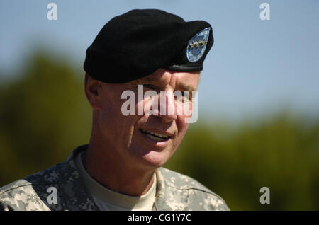 Generalleutnant Robert Van Antwerpen des US Army Corps of Engineers spricht während einer Pressekonferenz am Garcia Bend Park Tasche unterwegs 27. Juli 2007.  Sacramento Bee / Herbst Cruz Stockfoto