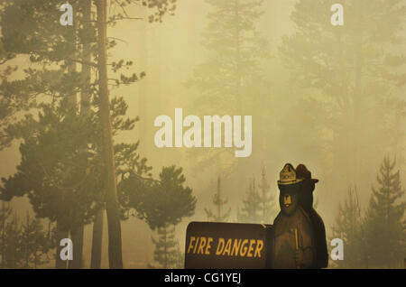 Ein Smokey Bär Zeichen warnt extreme Brandgefahr entlang Highway 89 in der Nähe einer Feuersbrunst in South Lake Tahoe 26. Juni 2007.  Herbst-Cruz / Sacramento Bee Tahoe Angora Feuer Stockfoto