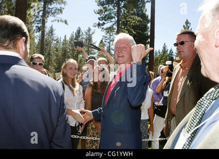 Ehemaliger Präsident Bill Clinton Witze mit dem Publikum, als er den 10. Jahrestag des Lake Tahoe Forum am College in Sierra Nevada Freitag, 17. August 2007 kommt. Zehn Jahre nachdem Bill Clinton ins Leben gerufen um Lake Tahoe berühmte Klarheit, der ehemalige Präsident und andere prominente Politiker R zu schützen Stockfoto
