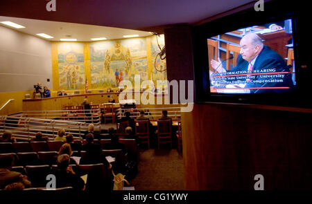 Charles B. Reed, Kanzler, California State University, bezeugt im Fernsehen in der Senatsverwaltung Bildung und Budget Anhörung des State Capitol, Mittwoch, 21. März 2007. Staatlichen Gesetzgeber erwarten Gepflogenheiten der Vergütung von Führungskräften im Bereich der Hochschulbildung der informationellen Anhörung. Die Stockfoto