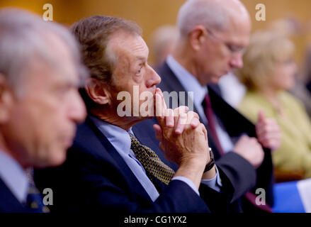 LEDE Robert C. Dynes, Präsident der University of California, hört Charles B. Reed, Kanzler, California State University, im Senat Bildung und Budget Anhörung des State Capitol, Mittwoch, 21. März 2007 bezeugen. Staatlichen Gesetzgeber erwarten in die Praxis der Vergütung von Führungskräften Stockfoto