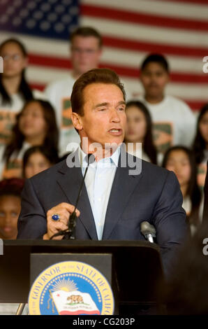 Gouverneur von Kalifornien, Arnold Schwarzenegger, spricht mit Schülern an Will C. Holz Middle School in Sacramento, Kalifornien, Mittwoch, 24. Januar 2007.  Im Rahmen seiner Bemühungen um Schüler körperliche Fitness zu steigern kündigte der Gouverneur eine Fitness-Herausforderung, Kinder vom Kindergarten bis zur 12. Klasse zu Fragen Stockfoto